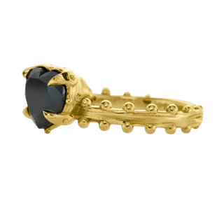KAREN KARCH Jaipur Swing Heart Solitaire black diamond 18ky ring with a four-claw demi-bezel and a textured ball detail gold band, side view.
