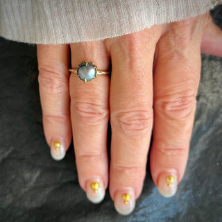 Karen Karch by Deme Wolfe Black Pearl 10k yellow gold Solitaire Ring with Sharp claws on a hand.