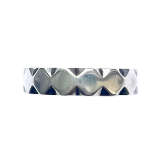 Karen Karch Outshoine 6mm polished ring with a repeated rounded angular pattern on white background. 