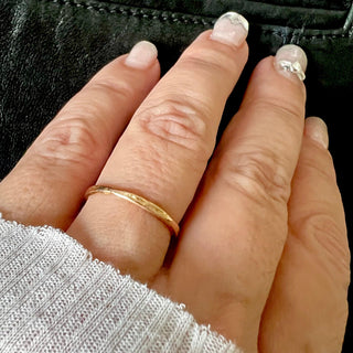 Karen Karch Willow Weathered Irregular edge 18k rose gold slender band on hand.