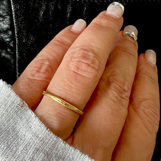 Karen Karch Willow Weathered Irregular edge 18k yellow gold slender band on finger