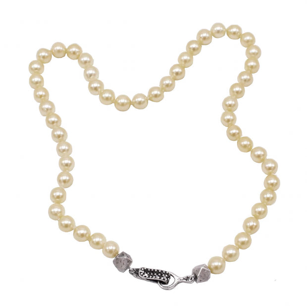 LITHE, STUDDED CLASP PEARL CHOKER
